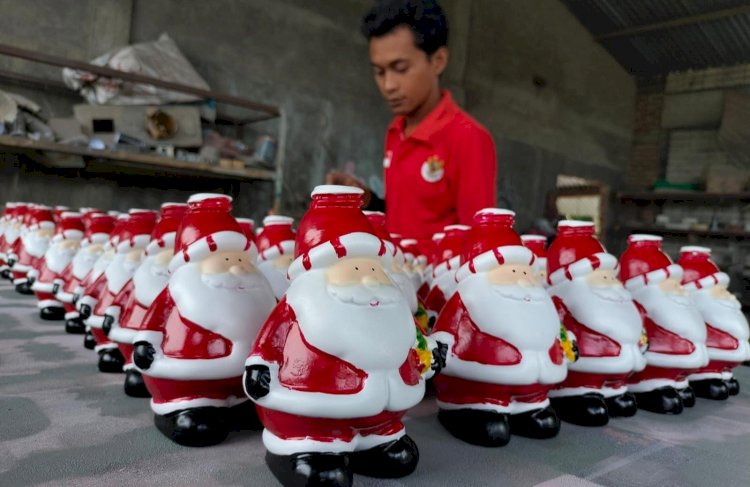 Perajin Souvenir Sinterklas di Jombang Kebanjiran Order