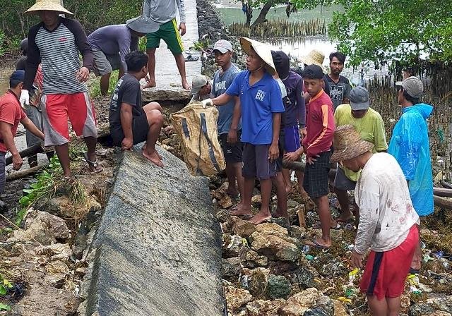 Akibat Banjir Bandang dan Laut Pasang di Sangkapura, Bawean dari Bukit Longsor dan Jembatan Putus
