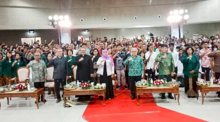 Gubernur Jatim Khofifah Indar Parawansa mengajak ASN solid lewat persekutuan doa