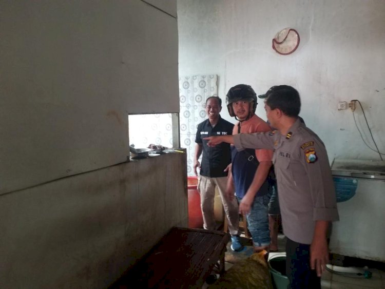 Dua Polisi Bantu Padamkan Kebakaran Warung Nasi Padang
