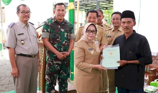 Bupati Jombang Hj. Mundjidah Wahab  Menyerahkan 1.036 PTSL pada Warga Kebonagung