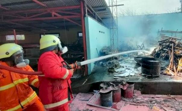 Damkar Simulasi Kebakaran di Pol PP Kota Mojokerto