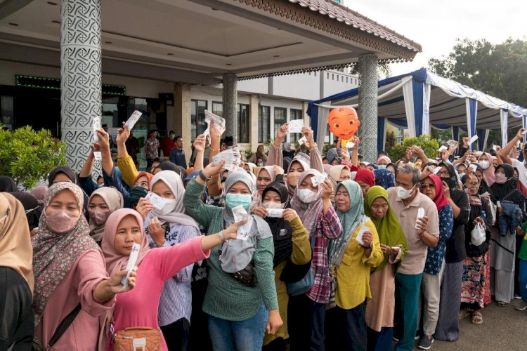 SIG Salurkan 1.000 Paket Sembako di Tangerang Selatan