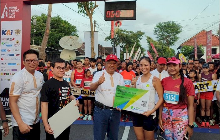 Wali Kota Blitar Serahkan Simbolis Kartu Kepesertaan pada Atlet Lari Bung Karno Run Tahun 2023