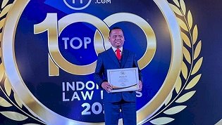 Pengacara Asal Situbondo, Borong 3 Penghargaan Top 100 Indonesia