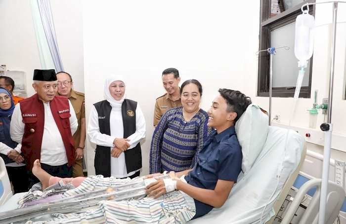 Jenguk Korban Terdampak Longsor di RSUD Kanjuruhan Malang, Gubernur Khofifah: Proses Recovery Berjalan Baik