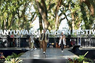 Banyuwangi Hadirkan Fashion Show di Hutan De Djawatan