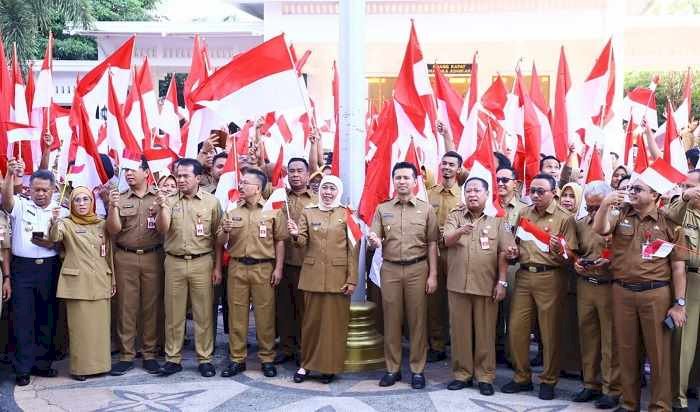 Sambut Bulan Kemerdekaan RI, Gubernur Khofifah Ajak Masyarakat Kibarkan Bendera Merah Putih Mulai 1 Agustus