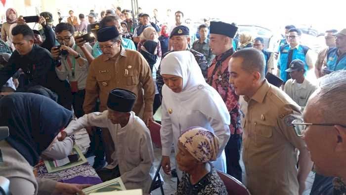 Salurkan Bantuan PKH di Bangkalan, Gubernur Khofifah Ajak Lansia Bersholawat