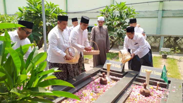 Anies Baswedan Ziarah 4 Lokasi Pemakaman di Jombang