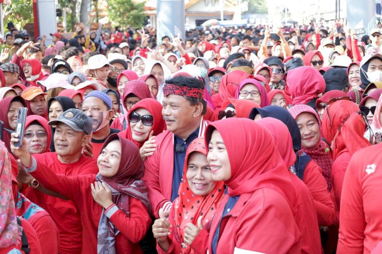Masyarakat Ikuti Jalan Santai di Akhir Jabatan Kang Marhen