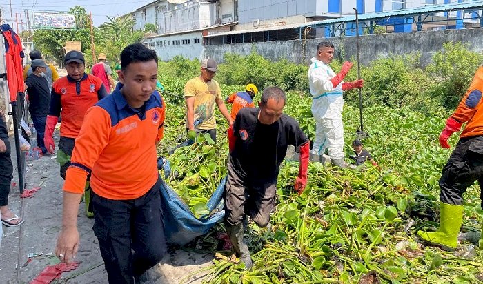Jelang Musim Penghujan, Gubernur Khofifah Lakukan Mitigasi Kesiapsiagaan Bencana Banjir Lewat Aksi Bersih-bersih Sungai