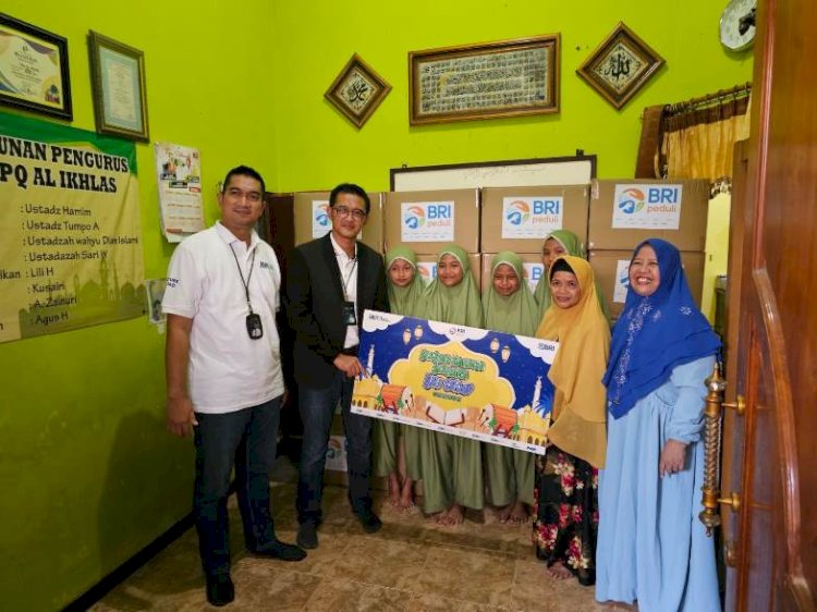 BRI Kapas Krampung Bagi Sembako untuk Anak Yatim dan Duafa di Bulak Setro