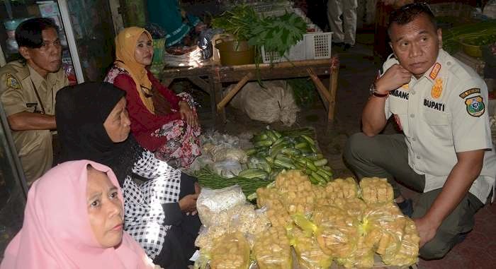 Jaga Stabilitas Harga dan Ketersediaan Bahan Pokok Jelang Idul Fitri,  Pj Bupati Bondowoso Sidak Sejumlah Pasar