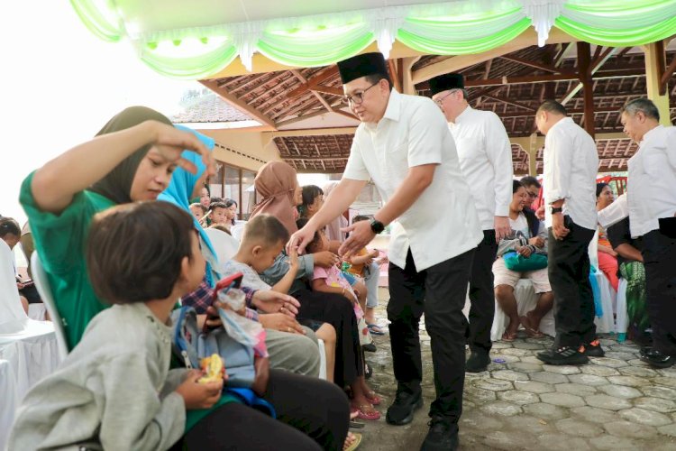 Pj. Gubernur Serahkan Santunan 1.000 Anak Yatim di Kabupaten Kediri